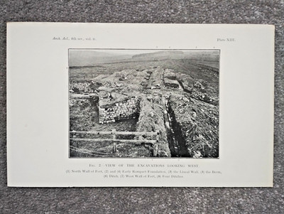 Ausgrabungen bei Äsika, Blick nach Westen, große Truhen - antiker Druck - 1930