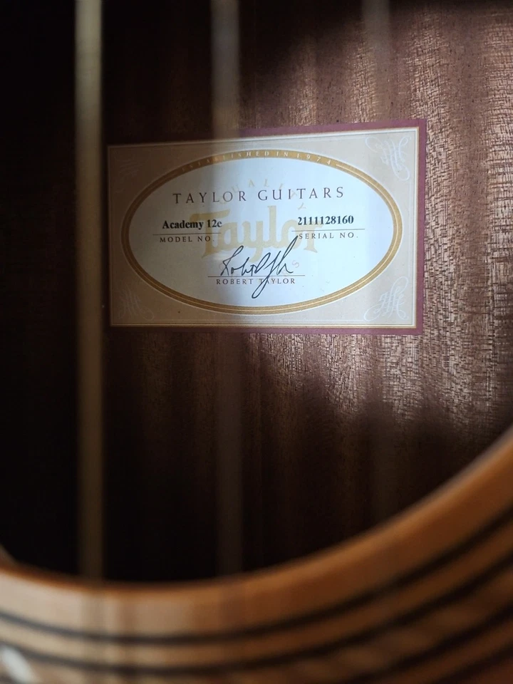 Guitarra acústica Taylor Academy 12e com estojo rígido Gator - Usado - Imagem 3 de 4