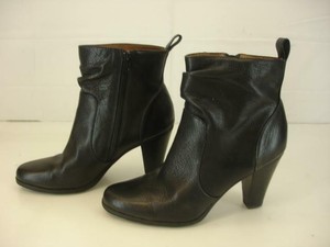 vestido de couro preto com bota