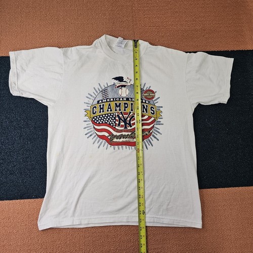 Stained* New York Yankees Champions Adult T-Shirt Medium White 4 In A Row k9a - Picture 9 of 12