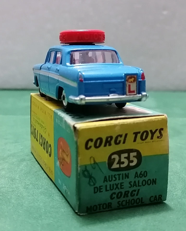 Vintage - AUSTIN A60 School Car   -  Corgi Toys 255  - Made in Gt. Britain 1964 - Immagine 4 di 4