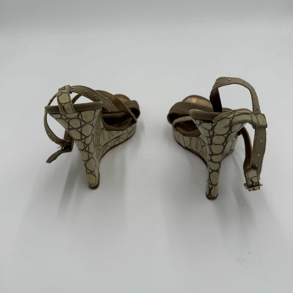 Sandálias femininas Alberta Ferretti com tiras tamanho 38 bege marrom cravejado salto cunha - Imagem 4 de 4