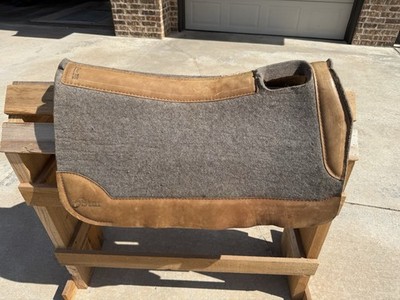 5 Star Saddle Pad. Roper 1 x30 x32 . Gray. Lightly Used. Excellent Condition.