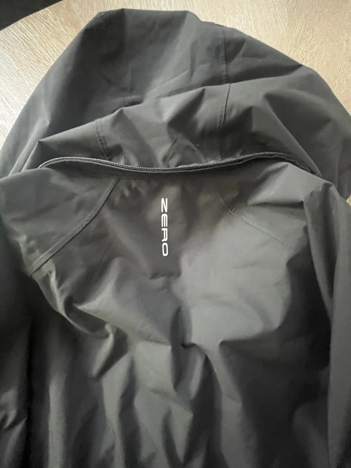 Chaqueta de golf para mujer Zero Restriction Olivia con capucha negra/plateada R299L Foto 4 de 4