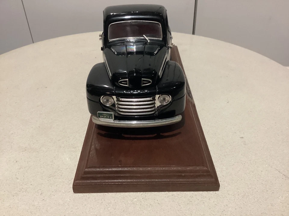 Ford F1 1948 - camioneta pickup negra de Jim Beam sobre soporte de madera. ¡Vintage! Foto 3 de 4