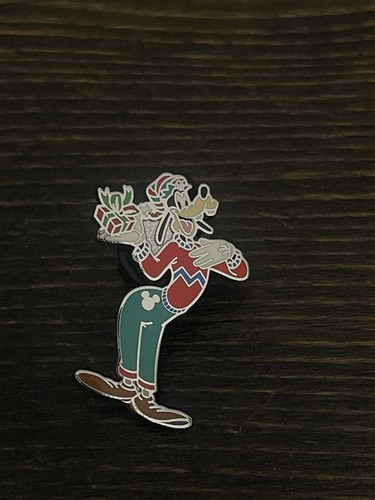 Disneyland Hidden Mickey - Goofy SEASONS - Chaser - Christmas