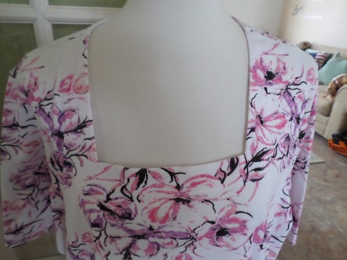Damengröße 2XL Blair rosa & lila Blumenmuster auf weiß S/S quadratischer Ausschnitt Oberteil - Bild 2 von 4