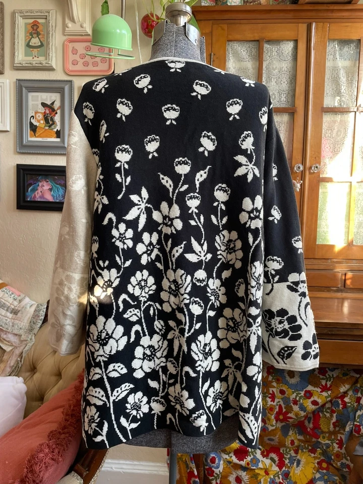 Cardigã Gudrun Sjoden linho algodão bronzeado branco preto botão madrepérola GG - Imagem 3 de 4