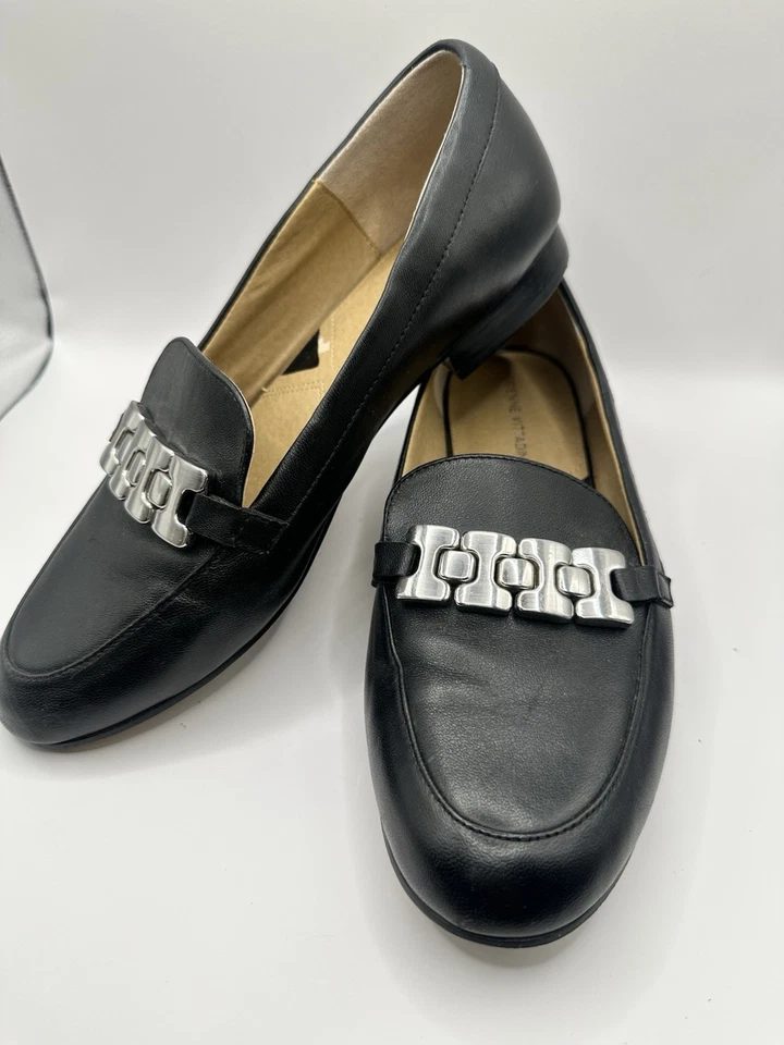 Mocasines Adrienne Vittadini de cuero flexible negros con eslabones plateados para mujer 8,5 M Foto 2 de 4