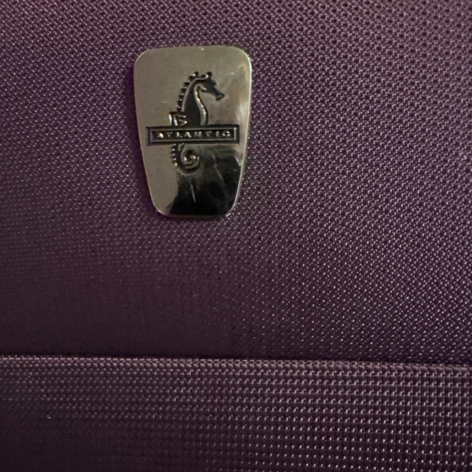 "Maleta giratoria expandible Atlantic Luggage Ultra Lite lado blando 28Hx19Wx12"" de profundidad" Foto 3 de 4