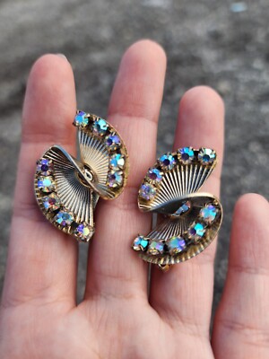 Vtg AB Crystal Rhinestone Clip-On Earrings Spiral Fan Shaped Light Gold Tone
