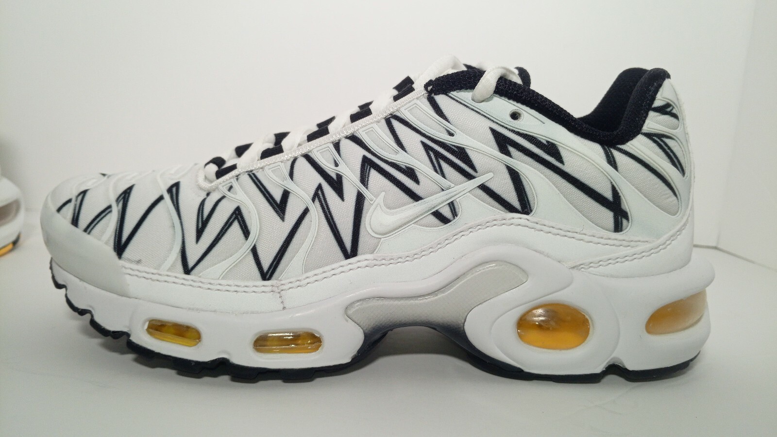 Nike Mens Air Max Plus TN La Requin Shark Sneakers AJ6311-100 White Black  Size 4 | eBay