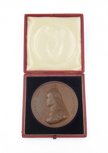 1887 VICTORIA JUBILEE 77mm BRONZE CASED MEDAL - BY BOEHM - Picture 3 of 4