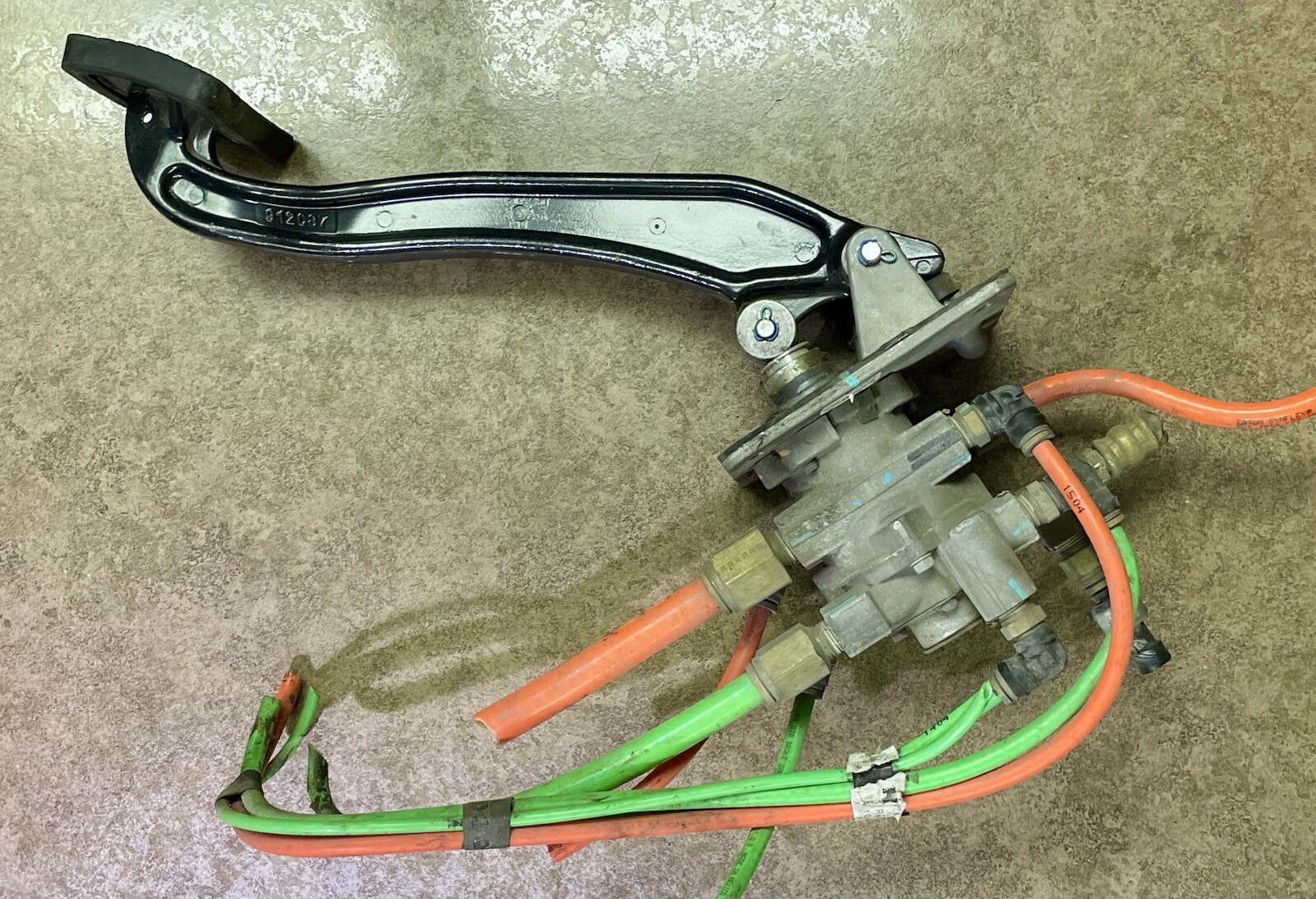 KENWORTH / PACCAR / BENDIX BRAKE PEDAL ASSEMBLY K129820 *READY TO SHIP