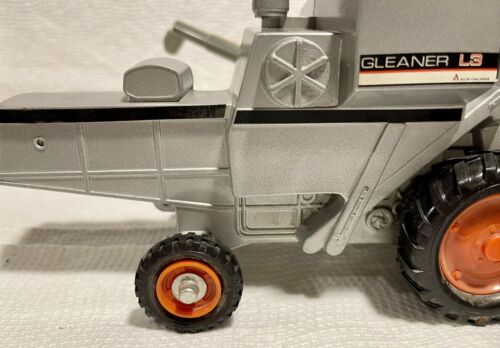 Vintage 1982 ERTL 1:32nd Scale Allis Chalmers Gleaner L3 Combine, #1207 - Picture 9 of 18