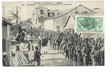 SENEGAL  DAKAR  TIRAILLEURS PARTANT EN COLONNE  MILITAIRE