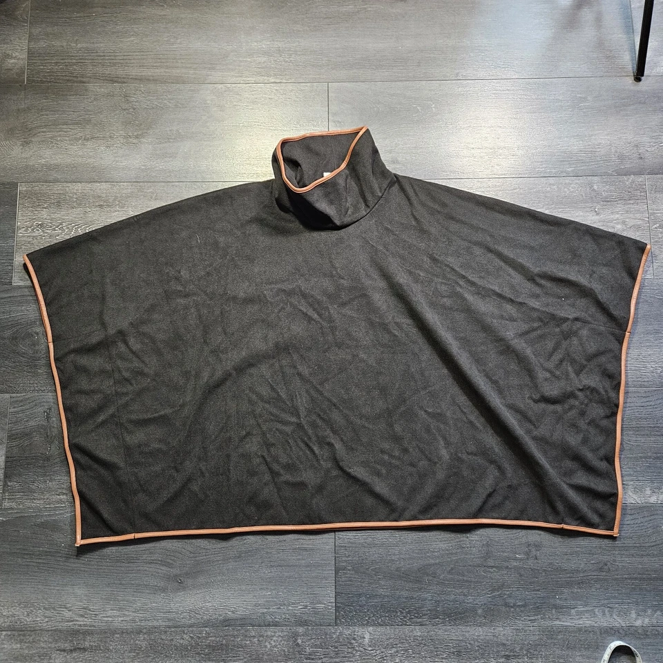 Nuevo con etiquetas Poncho Tuckernuck Piper Mujer Talla Única Cuero Negro Borde Embudo Cuello Ciudad