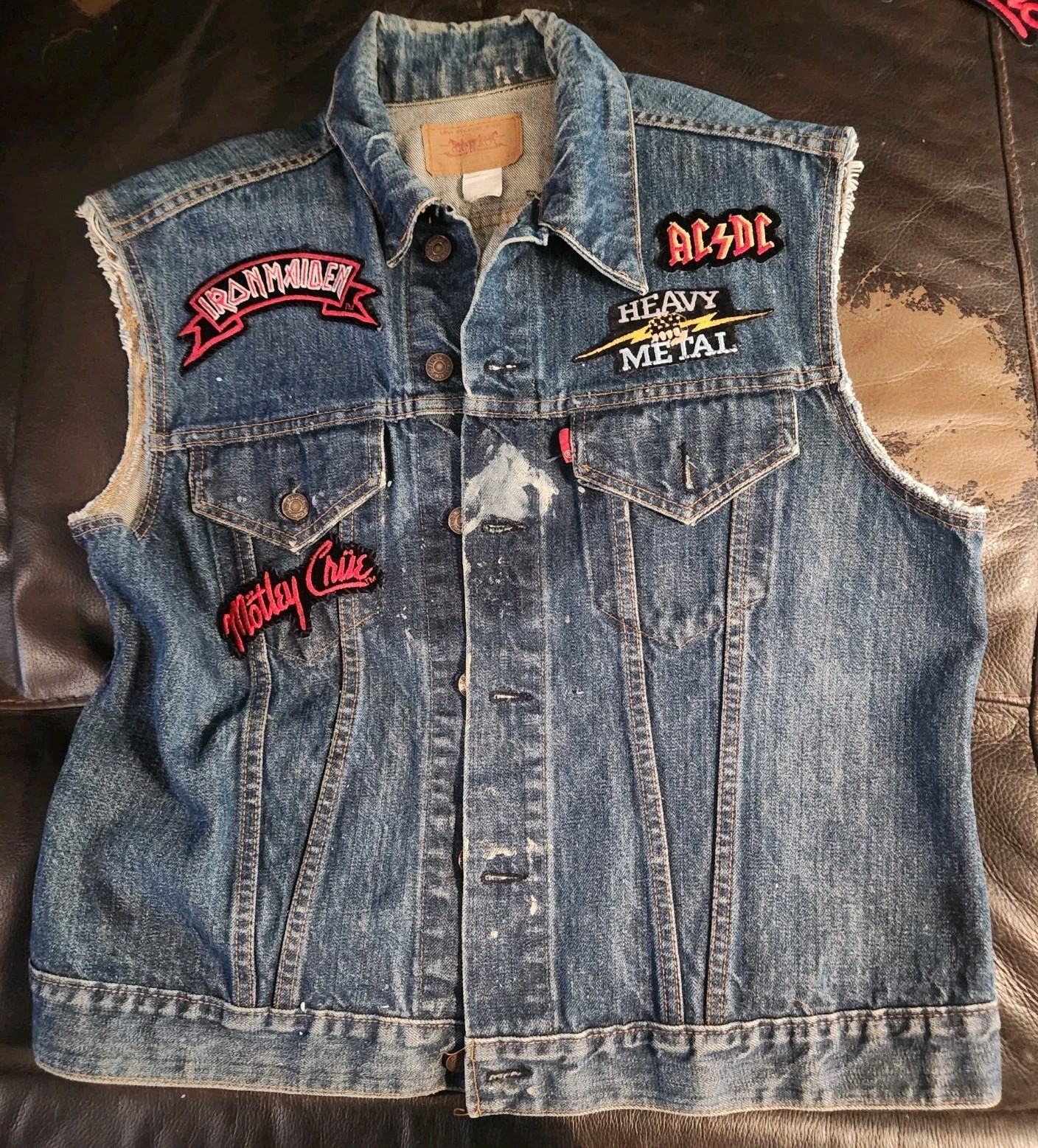 ALTRA Giacca gilet Levi's denim con toppa posteriore Warlock 1986 + altre 5 toppe metallo pesante