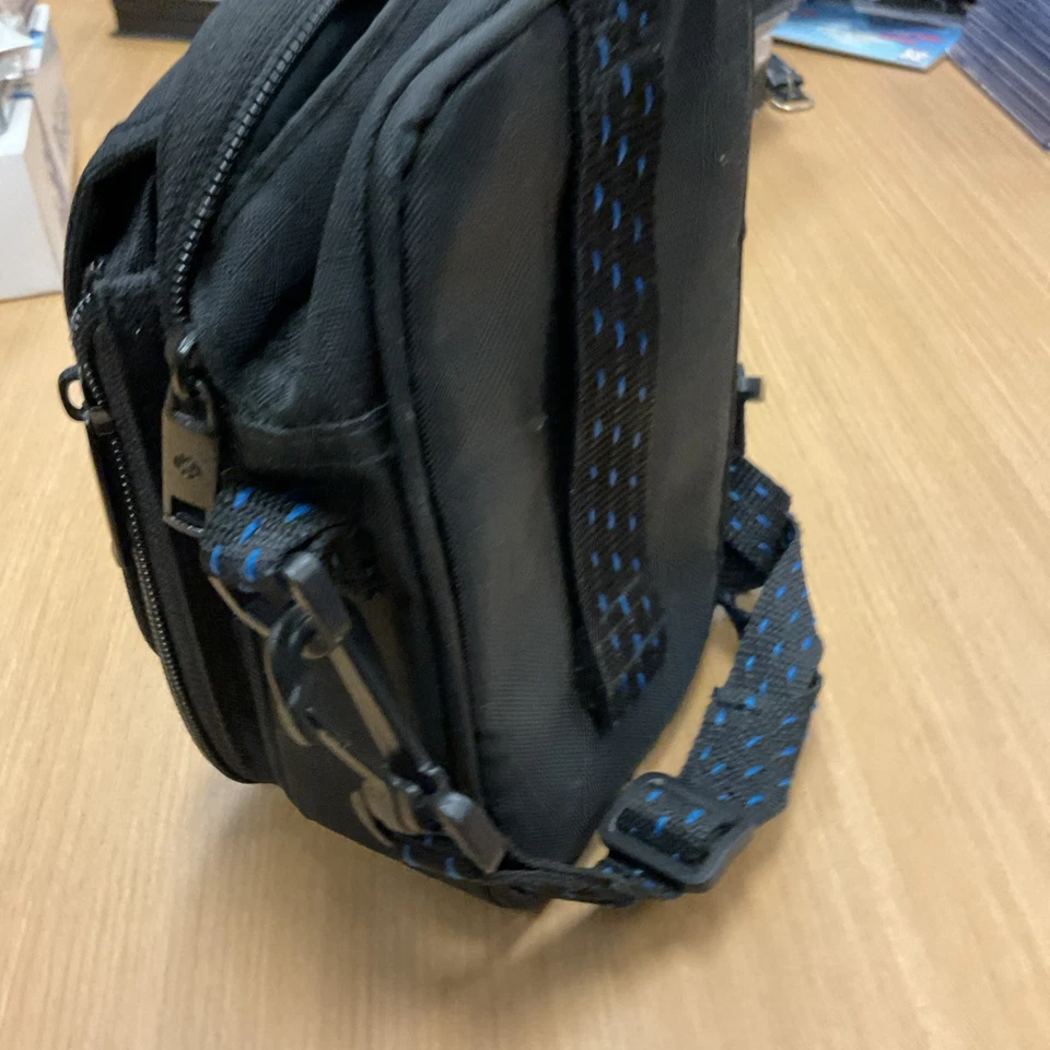 SAMSONITE Black & Blue Trim Padded CAMERA BAG - Image 4 of 4