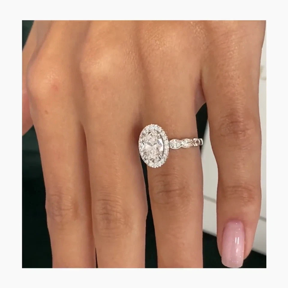 Anillo de compromiso de oro blanco de 14 k con halo de diamantes cultivados en laboratorio G/VS1 de corte ovalado de 2,30 quilates Foto 4 de 4