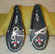 MINNETONKA navy blue beaded pebble leather moccasins w/laces Size 6 NWOB