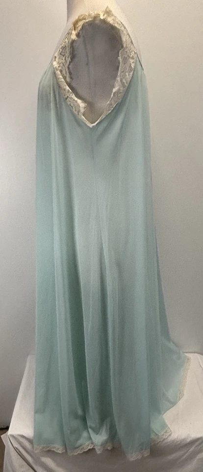 "Camisón de colección Lucie Ann azul claro correas de encaje longitud completa años 70 46"" defectos en el pecho" Foto 2 de 4