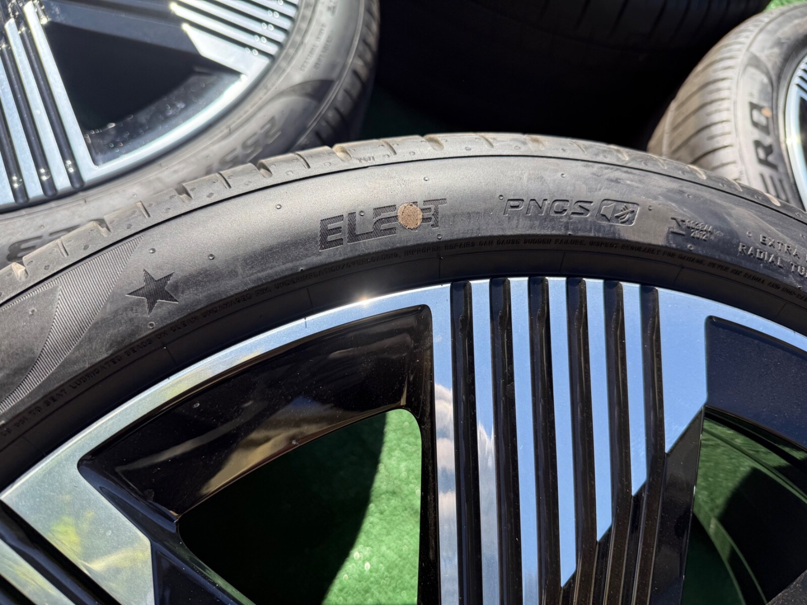 Rolls-Royce Spectre OEM 7-Spoke Wheel & Tire Package – Genuine Factory Set