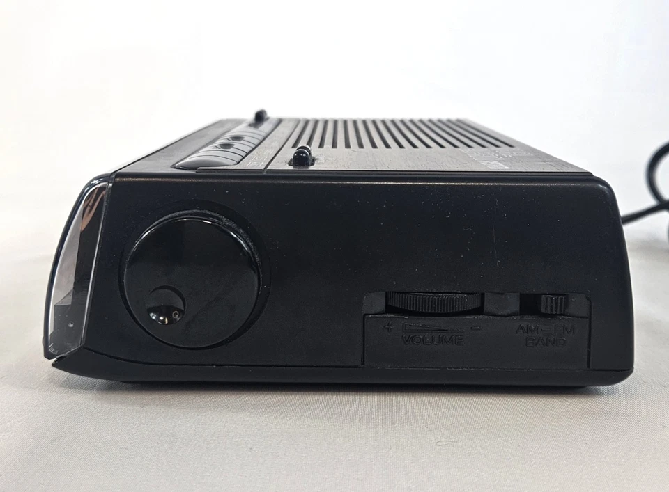 Radio Reloj Vintage Emerson Años 80 Digital Alarma Retro Electrónica Probado Grano Madera Foto 3 de 4