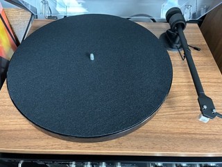 PRO JECT E1 TURNTABLE WALNUT WITH FITTED AT3600 CARTRIDGE MM PREAMP