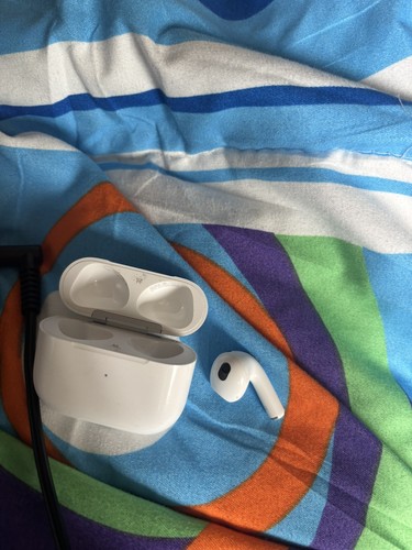 Apple AirPods 3rd Generation - Replacement Right Side Ear Only  & Charging Case - Picture 2 of 5