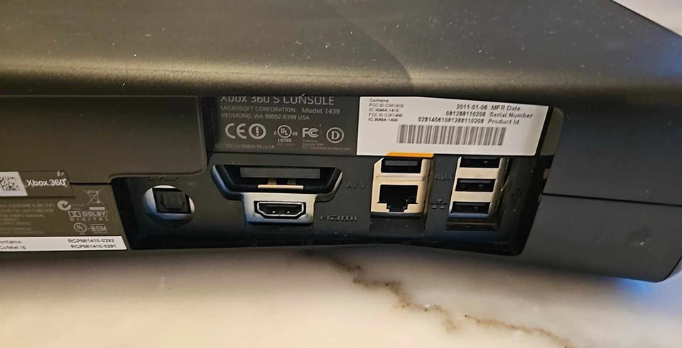 Xbox 360 S Slim 4GB Console with Kinect 2 Controllers in Box - Image 4 of 4