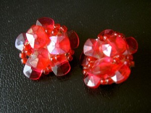 GERMANY VINTAGE PINKISH RED BEADS WIRED CLUSTER ROUND GOLD TONE CLIP EARRINGS-1"