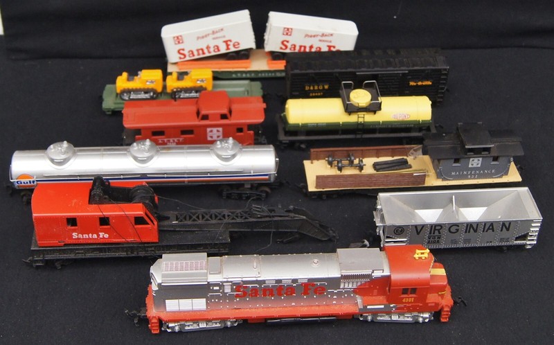 LOT OF 10 TYCO HO Scale SANTA FE Locomotive and Train Cars UNTESTED