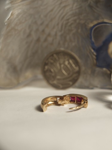 GENUINE / 9CT YELLOW GOLD UNISEX HOOP EARRING WITH RED GARNET / 1 EARRING ONLY ! - Picture 8 of 12