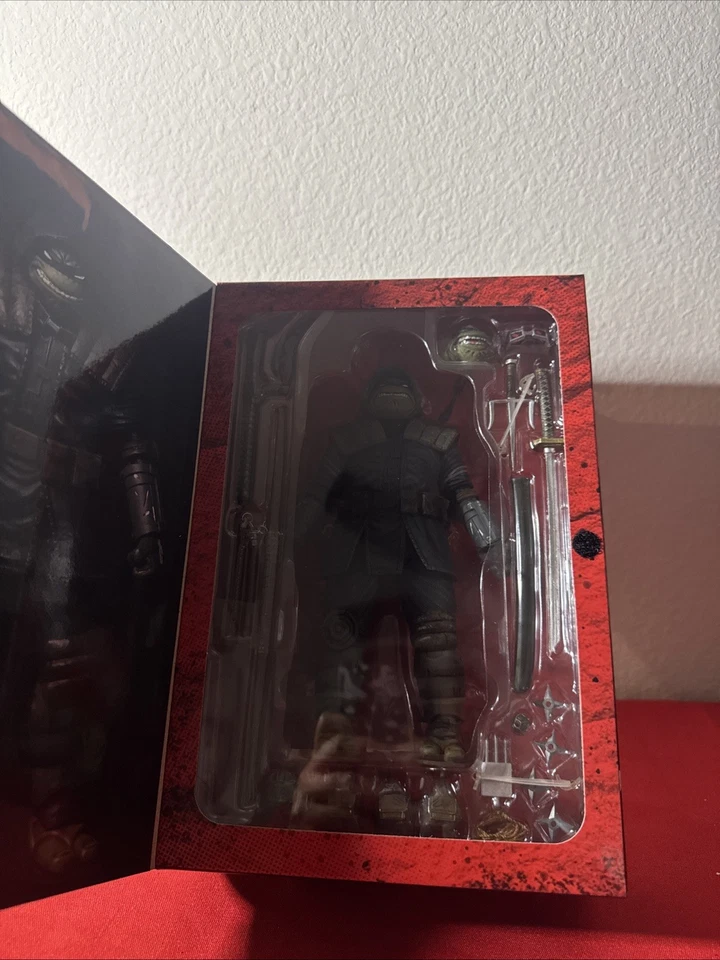 Figura de acción NECA TMNT: The Last Ronin Ultimate (armado) 7" con accesorios Foto 3 de 4