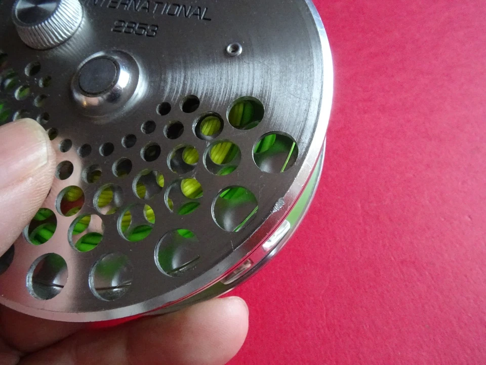 MUITO BOM MOLINETE MOSCA INTERNACIONAL LIGA DE MAGNÉSIO SHAKESPEARE LEVEMENTE USADO 3 5/8" - Imagem 3 de 4