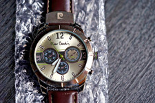 Armbanduhr: Pierre Cardin, ungetragen, war ein Geschenk.