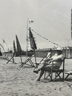   Set 2x Photo Italy Beach Cabin Man Sitting Holiday Travel Time Document 6x9