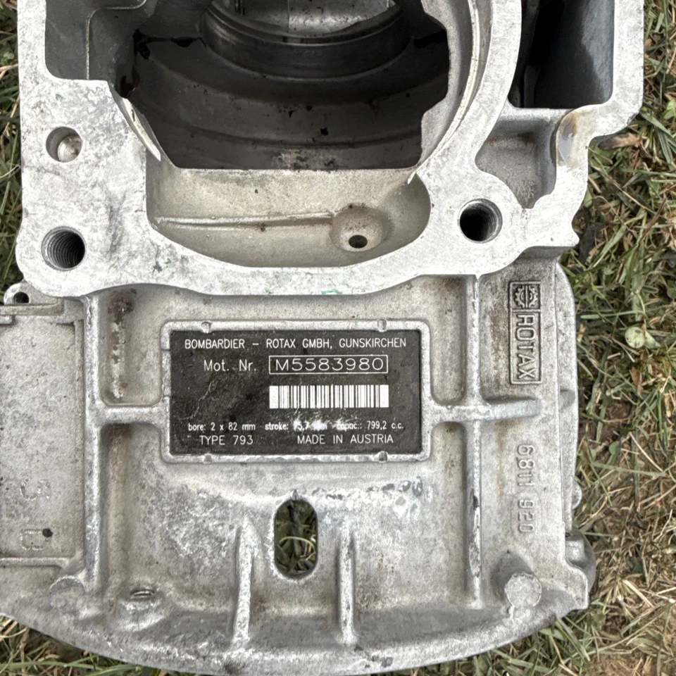 Оригинальный картер двигателя двигателя Ski Doo MXZ 793 800 куб. см 2000-2003 годов выпуска 420089886 версия FS GC - Изображение 3 из 4