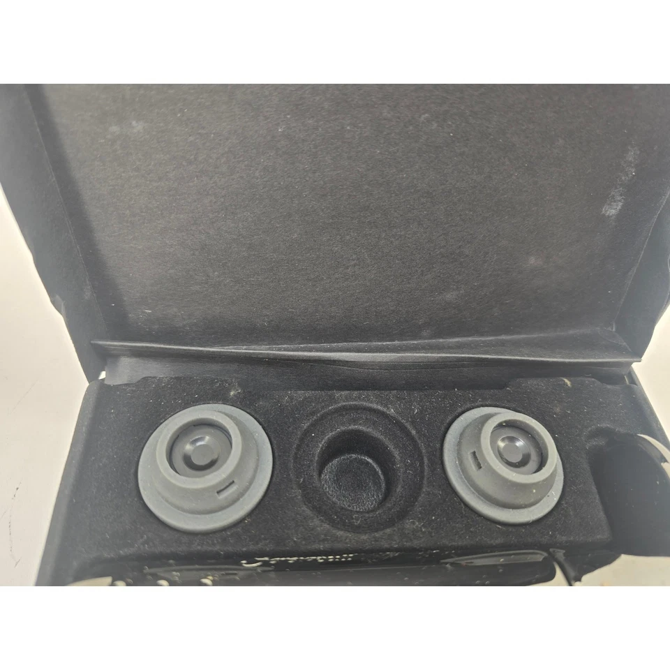 Le Creuset Screwpull Bomba Ahorradora de Vino Cromo Set Foto 3 de 4