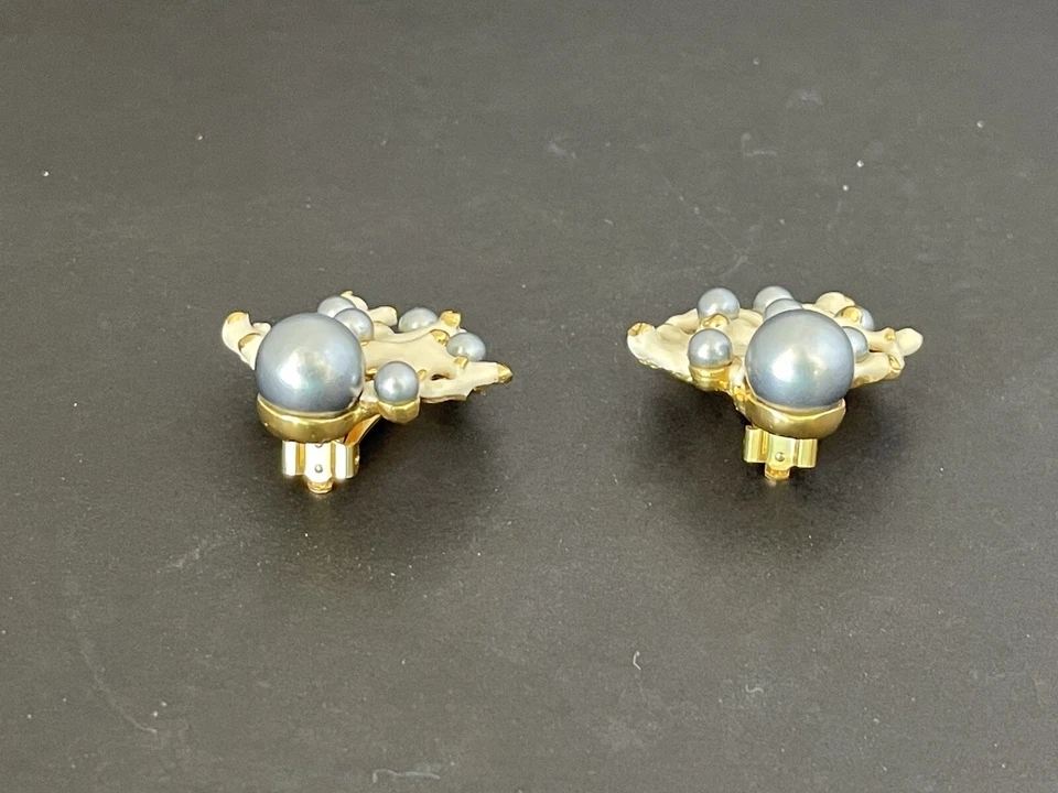 Pendientes Estate KJL Kenneth Lane Marfil Esmalte Coral Arrecife Imitación Gris Perla Clip On Foto 4 de 4