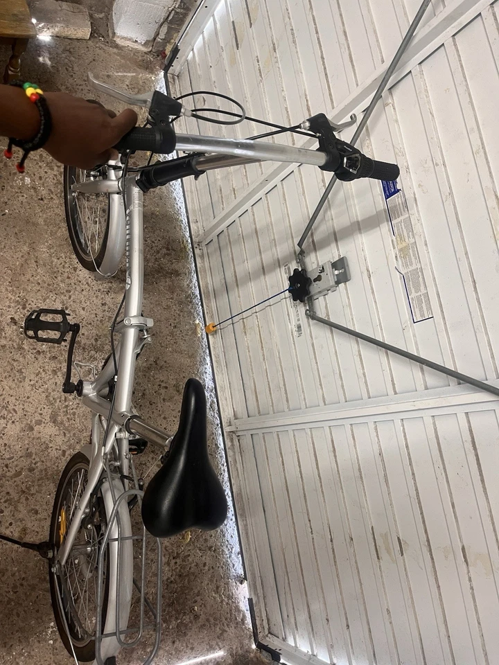Stowaway Folding Bike 20in Silver with Rear Rack Mudguards Kickstand - Image 4 of 4