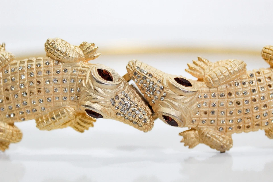 Cinturón de mujer de colección con cadena de serpiente de cocodrilo estrás tono dorado con sello de diseñador Foto 3 de 4