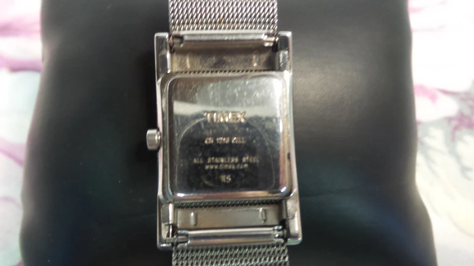 Timex Reloj Analógico Rectangular Cara Negra Tono Plateado Malla Correa Acero Inoxidable Foto 4 de 4