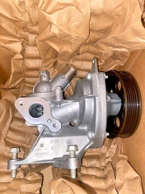 2013-2023 MONTAJE DE BOMBA DE AGUA GM ORIGINAL, PIEZA NUEVA OEM, NÚMERO DE PIEZA 25201450 Foto 2 de 4