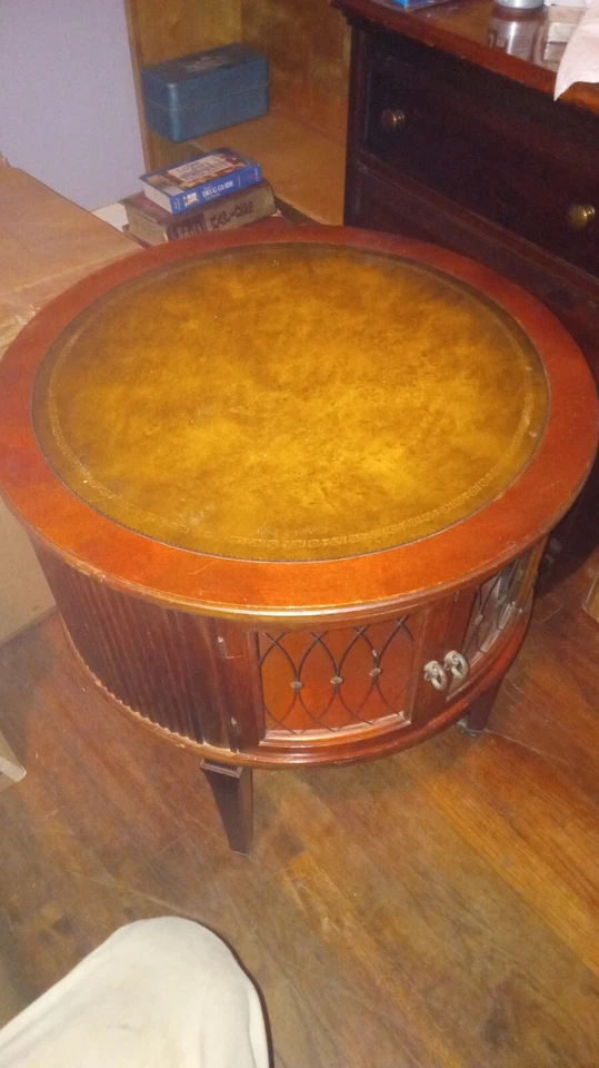 Hermosa mesa auxiliar antigua de caoba con puertas dobles con ruedas de metal Foto 3 de 4