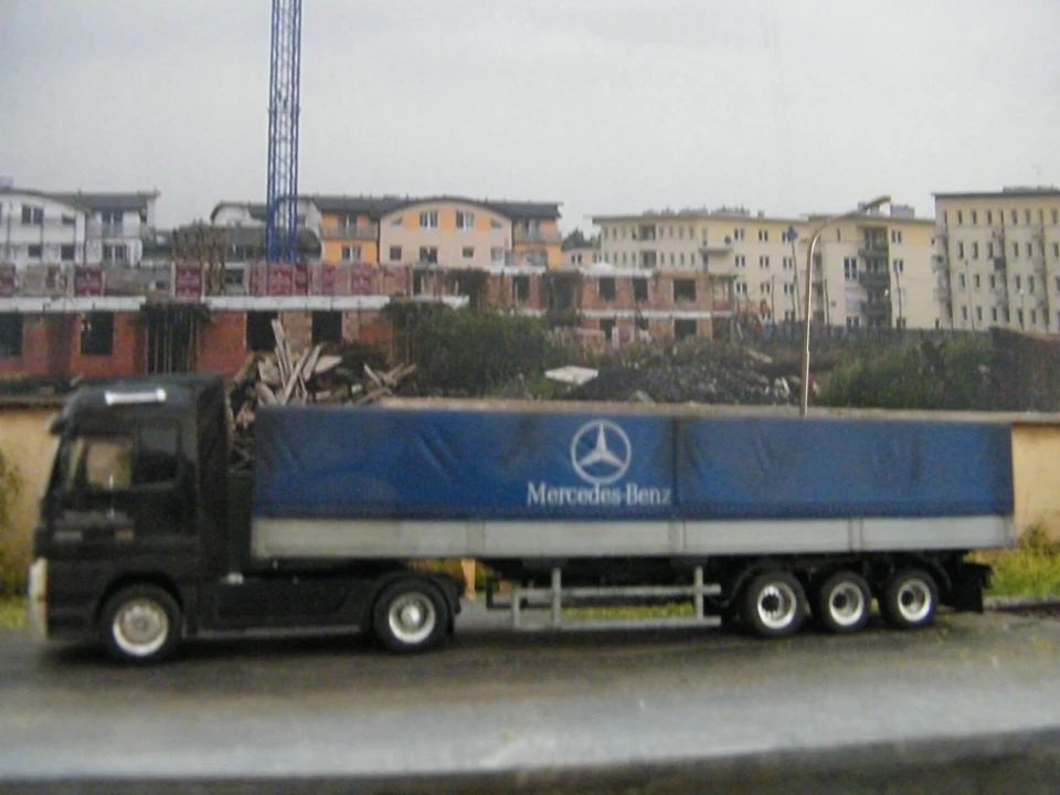 Mercedes Actros - 1:87 Herpa - rimorchio 3 assi, sporcato patinato elaborato - Immagine 3 di 4