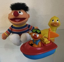 Sesamstra&szlig;e Ernie Stoffpuppe, Boot (aufziehbar), Ente  Original