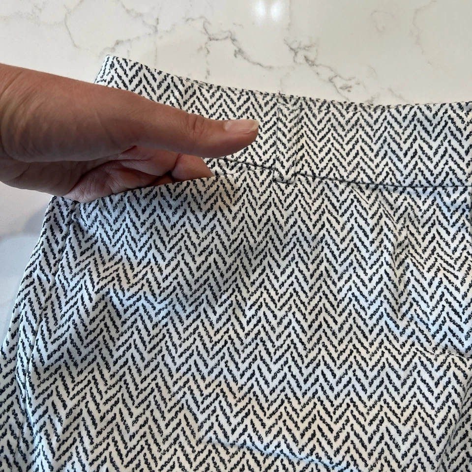 Shorts feminino White House Black Market 10 cinza espinha de peixe 4” costura interna academia - Imagem 3 de 4