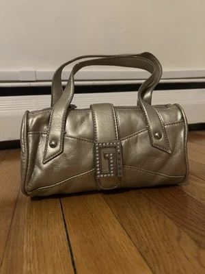 Bolso de Mano GUESS Cindy Mini Tono Dorado - Nuevo con Etiquetas, Logo Estrás - Imagen 1 de 4